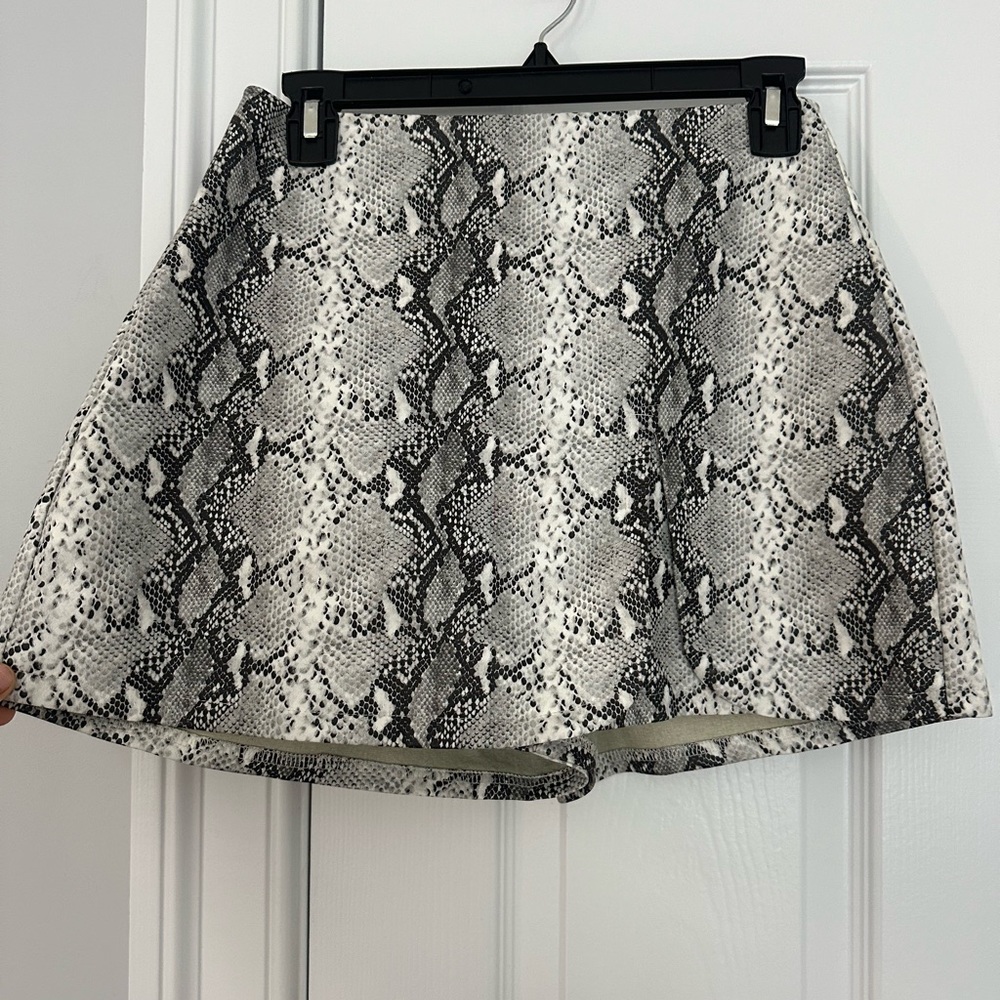Cloud Ten Boutique snake skin skort